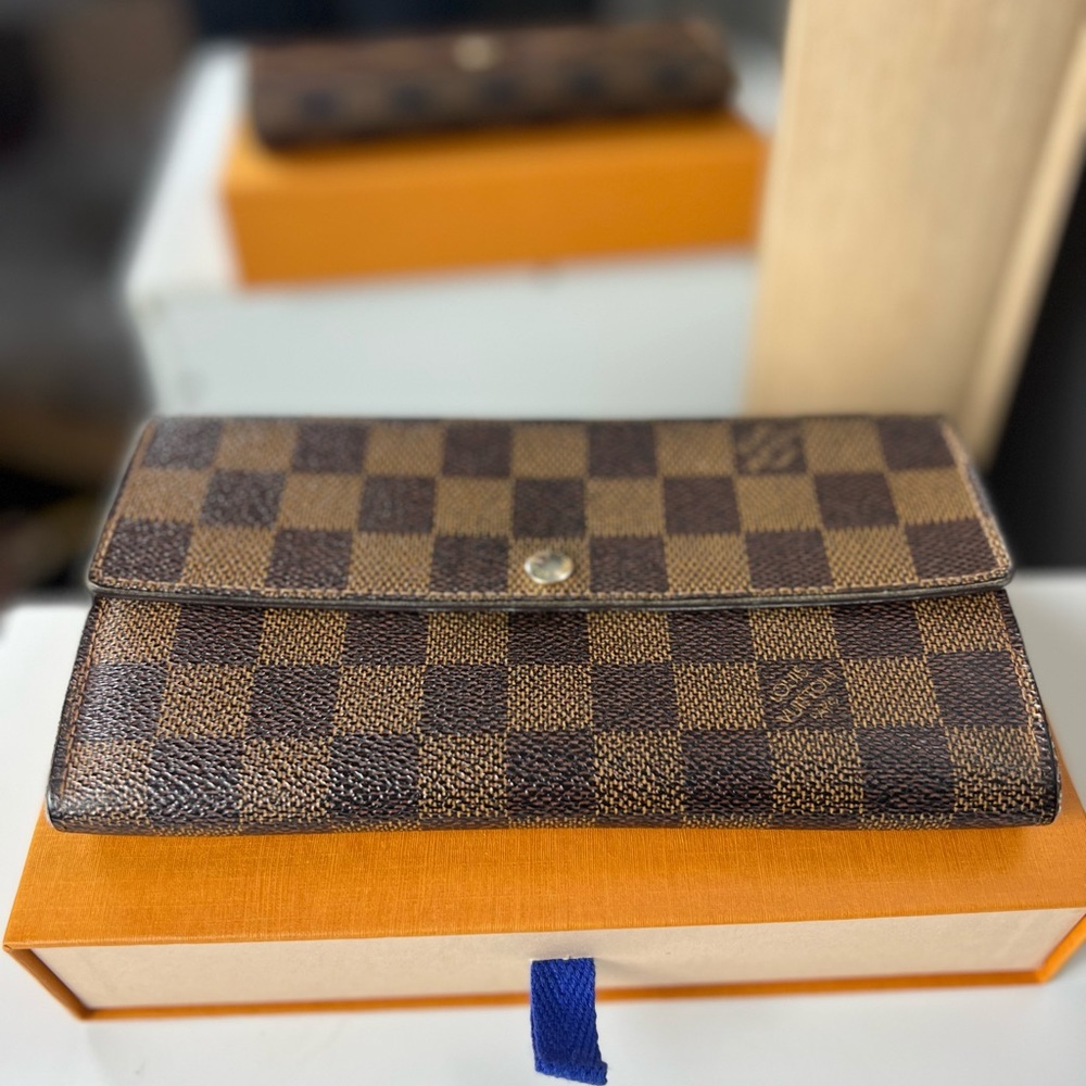 Louis Vuitton Damier Sarah Wallet - Picture 4 of 12